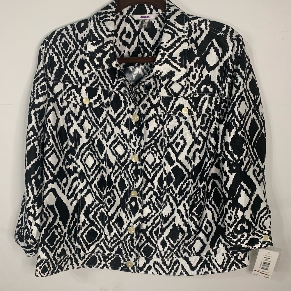 Women’s black and white lightweight jacket